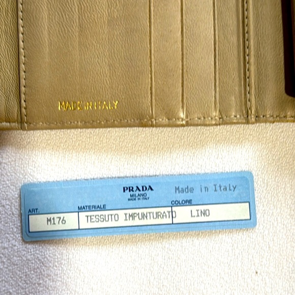 ๐ฏ AUTHENTIC NWOT PRADA NYLON COMPACT BIFOLD WALLET MINT - Picture 4 of 15